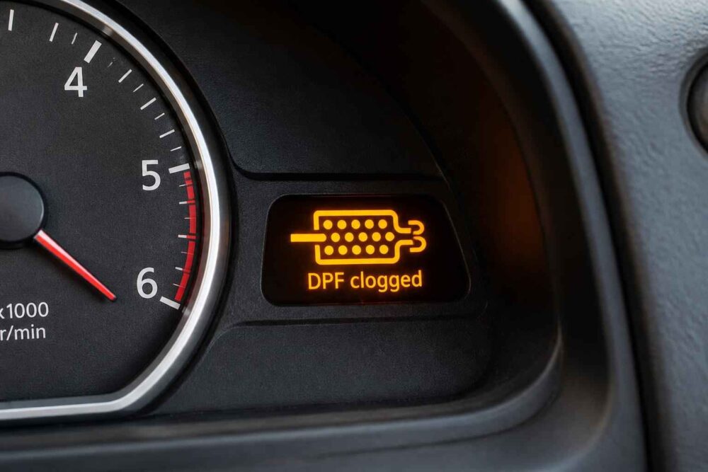 Pomarańczowa kontrolka DPF clogged na desce rozdzielczej samochodu