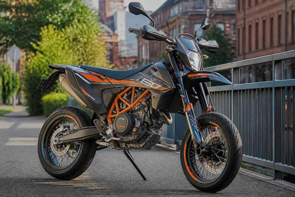 Pomarańczowo-czarny motocykl zaparkowany przy balustradzie na tle miejskiej zabudowy
