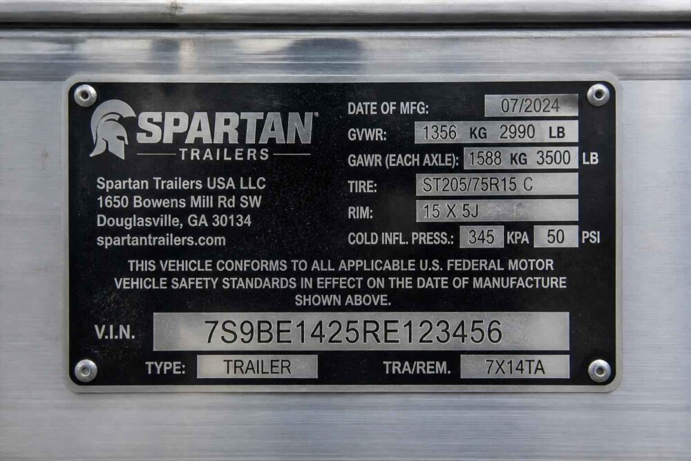 Metalowa tabliczka znamionowa przyczepy Spartan z numerem VIN i danymi technicznymi