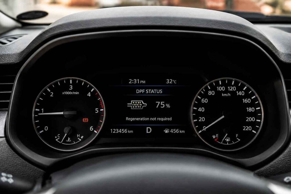 Panel kierowcy z komunikatem o wymaganej regeneracji DPF i poziomem zapełnienia filtra 75%